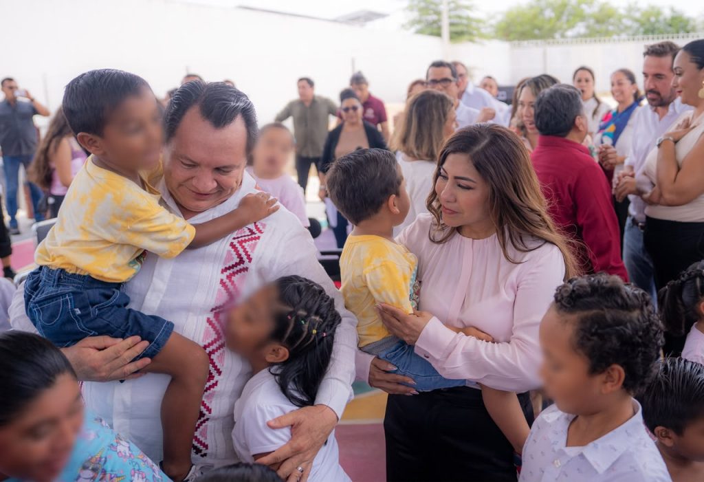 Diaz Mena coloca la primera piedra de la segunda etapa de la escuela de Casa Otoch