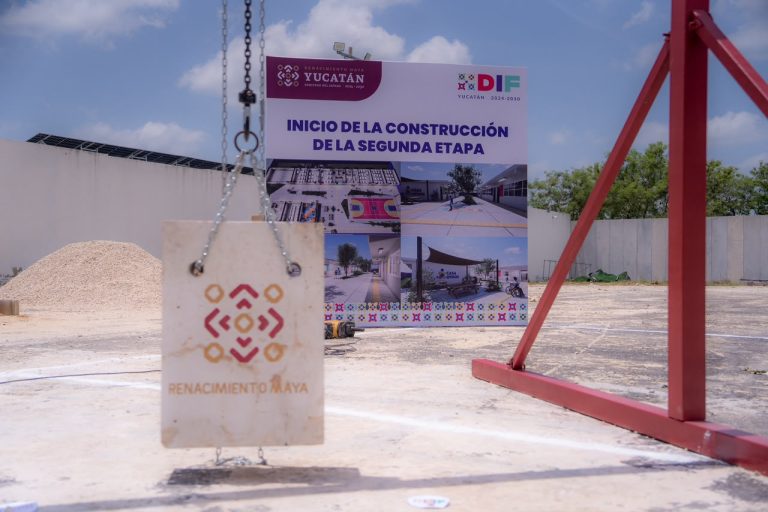 Diaz Mena coloca la primera piedra de la segunda etapa de la escuela de Casa Otoch