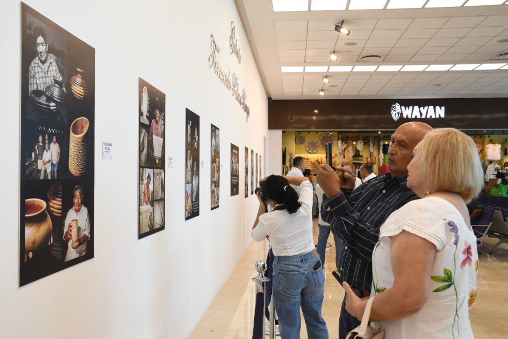 El fotógrafo Esdras Castillo presenta en el Aeropuerto De Mérida “Piedra, Madera y Memoria”, Homenaje a Los Artesanos de Dzityá