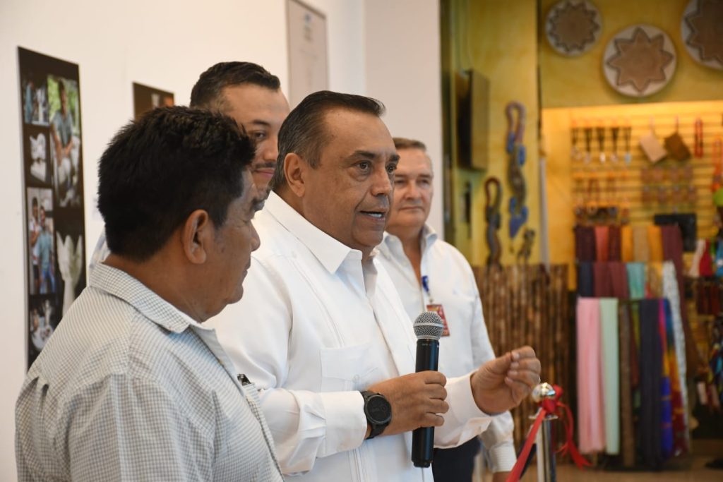 El fotógrafo Esdras Castillo presenta en el Aeropuerto De Mérida “Piedra, Madera y Memoria”, Homenaje a Los Artesanos de Dzityá