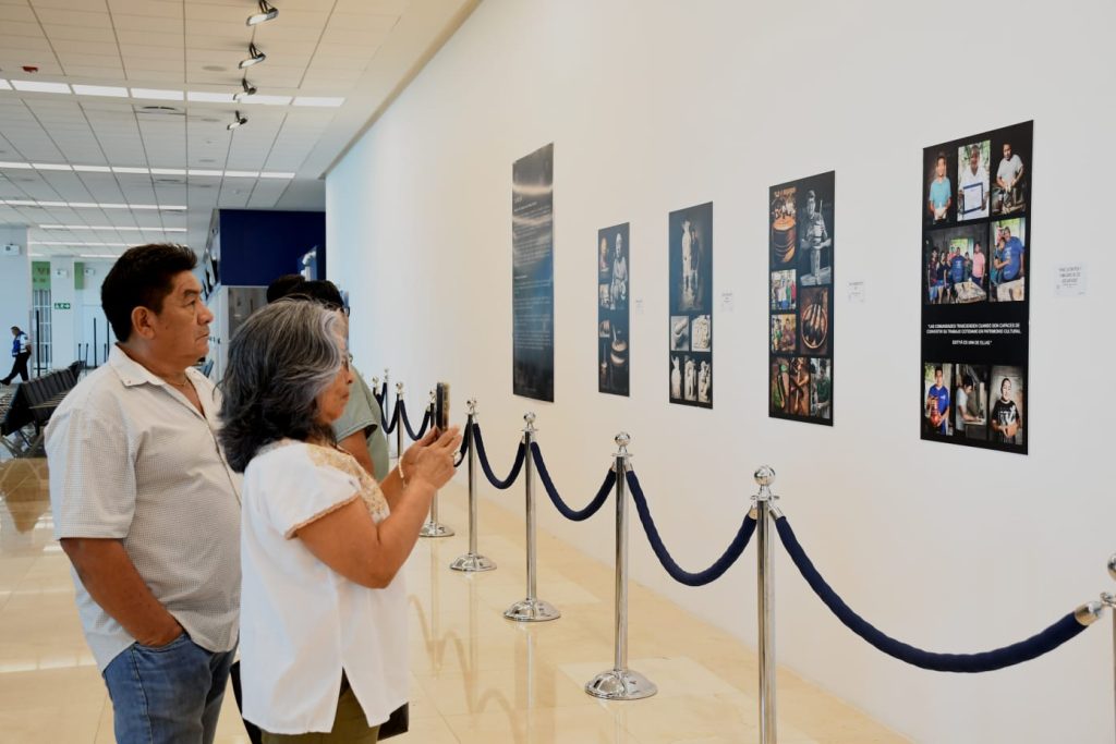El fotógrafo Esdras Castillo presenta en el Aeropuerto De Mérida “Piedra, Madera y Memoria”, Homenaje a Los Artesanos de Dzityá
