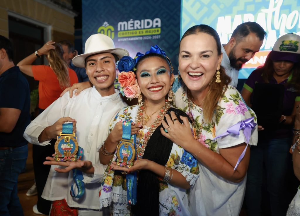 Cecilia Patrón presenta las playeras, medallas y rutas de la competencia que se realizará el próximo 10 de enero.