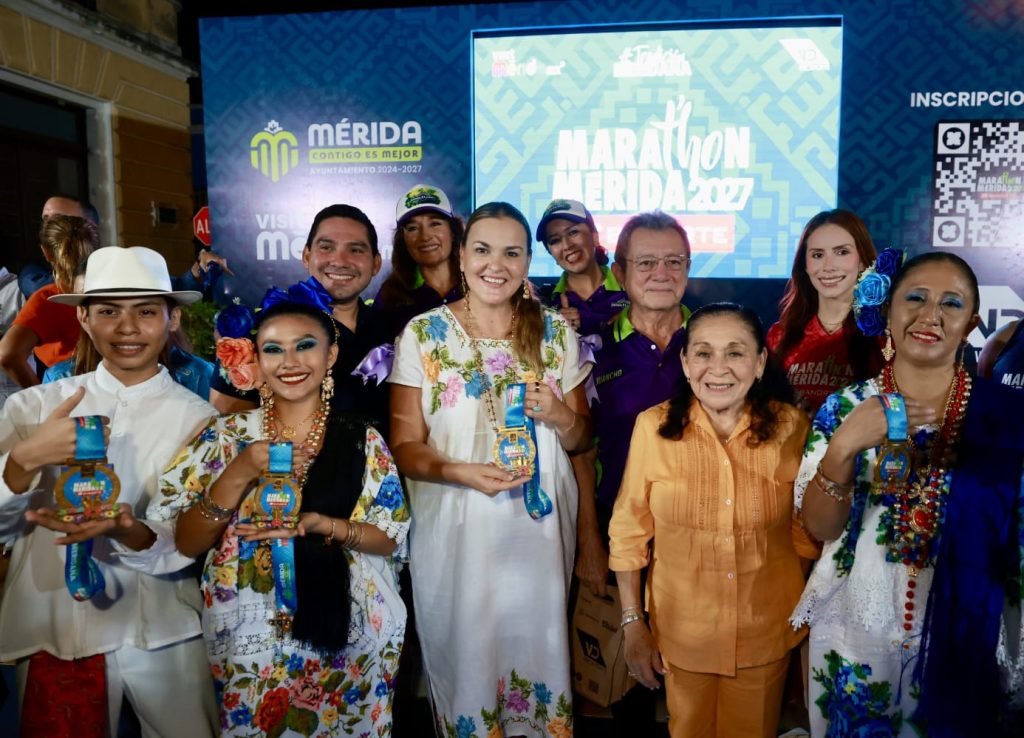 Cecilia Patrón presenta las playeras, medallas y rutas de la competencia que se realizará el próximo 10 de enero.