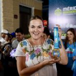Cecilia Patrón presenta las playeras, medallas y rutas de la competencia que se realizará el próximo 10 de enero.