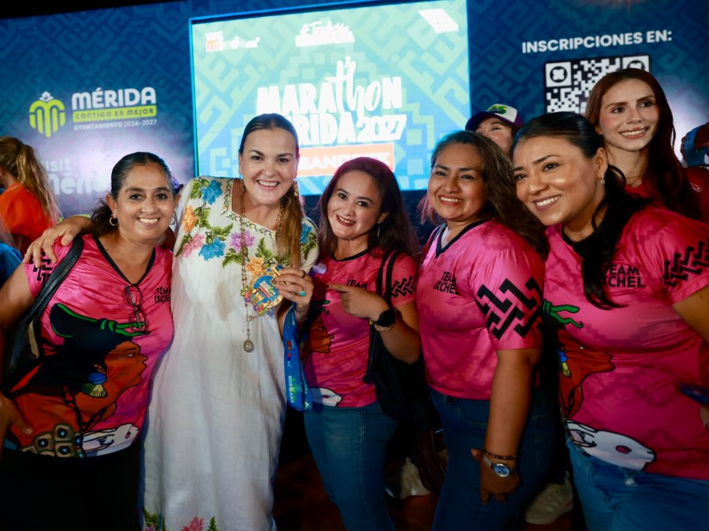 Cecilia Patrón presenta las playeras, medallas y rutas de la competencia que se realizará el próximo 10 de enero.