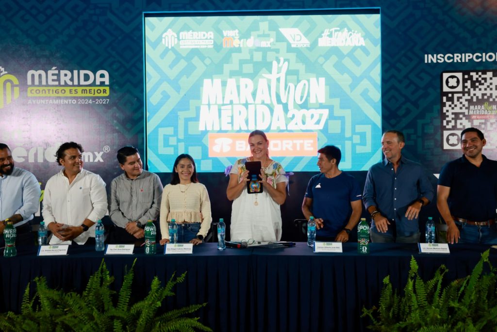 Cecilia Patrón presenta las playeras, medallas y rutas de la competencia que se realizará el próximo 10 de enero.