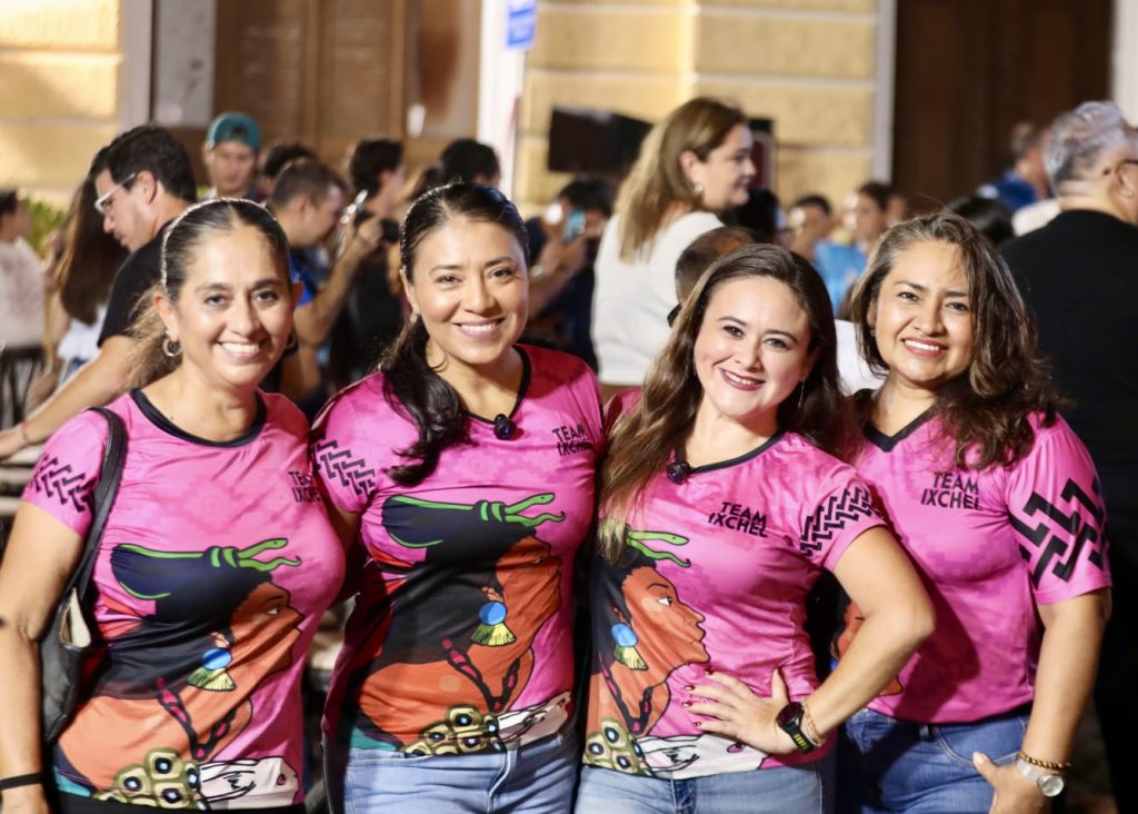 Cecilia Patrón presenta las playeras, medallas y rutas de la competencia que se realizará el próximo 10 de enero.