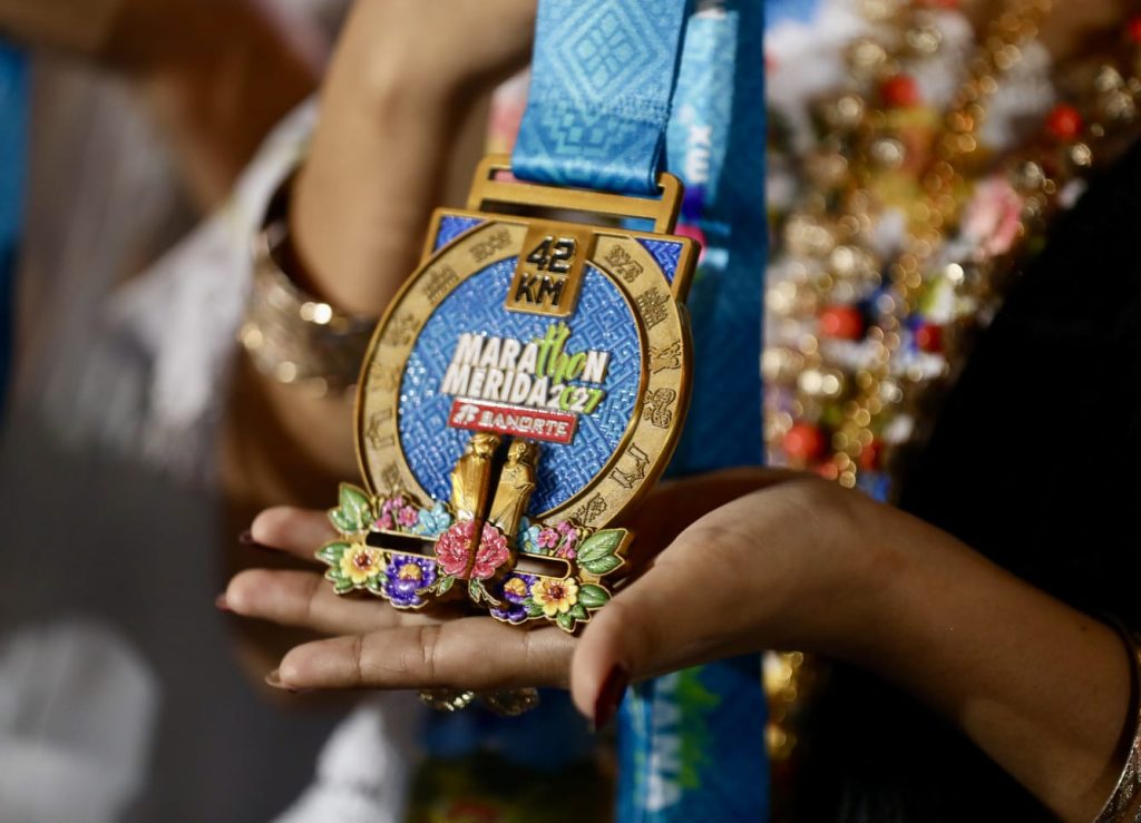 Cecilia Patrón presenta las playeras, medallas y rutas de la competencia que se realizará el próximo 10 de enero.