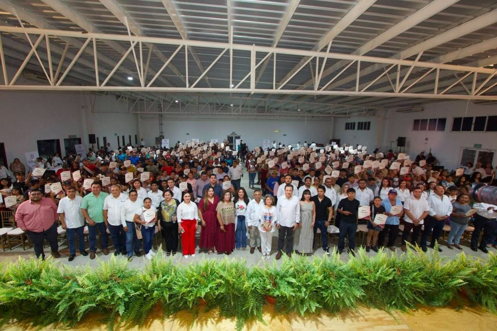 SE COMBATE EL EL REZAGO EDUCATIVO; IEAEY ENTREGA CERTIFICADOS