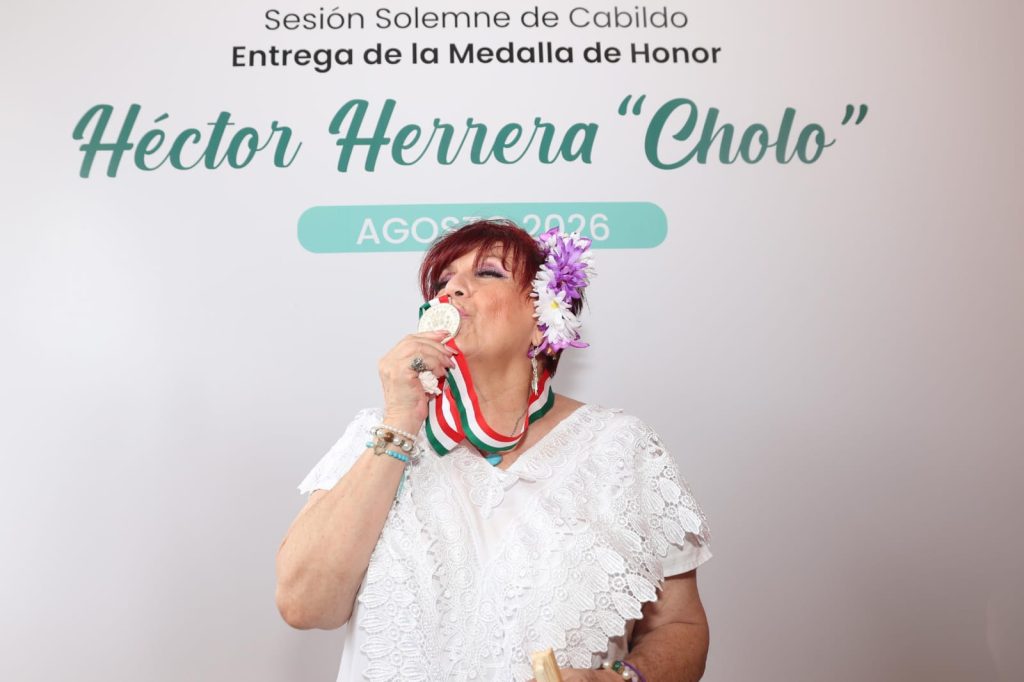 BEATRIZ YÁÑEZ “LA BOMBA” RECIBE LA MEDALLA DE HONOR HÉCTOR HERRERA “CHOLO” 2026, DE MANOS DE CECILIA PATRÓN.