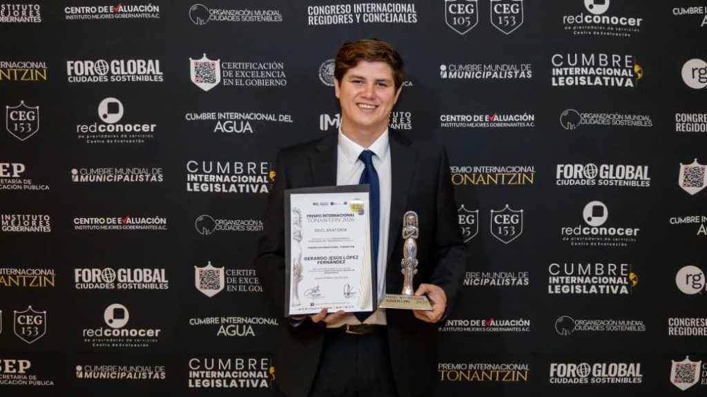 EL DIRECTOR DEL DIF MÉRIDA, GERARDO LÓPEZ FERNÁNDEZ, RECIBE EL PREMIO INTERNACIONAL TONANZIN 2026.