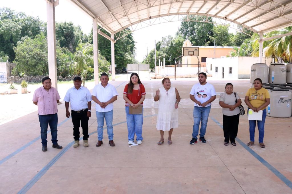 DIF YUCATÁN ENTREGA TINACOS A FAMILIAS DE KUNCHÉ