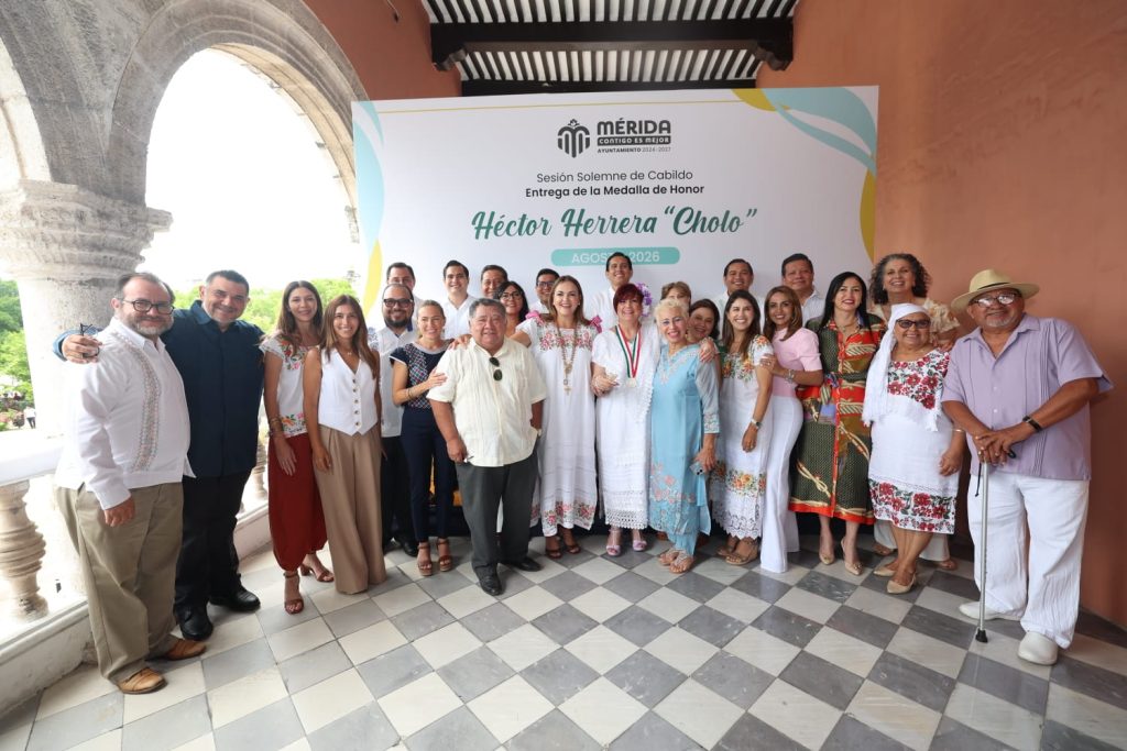 BEATRIZ YÁÑEZ “LA BOMBA” RECIBE LA MEDALLA DE HONOR HÉCTOR HERRERA “CHOLO” 2026, DE MANOS DE CECILIA PATRÓN.
