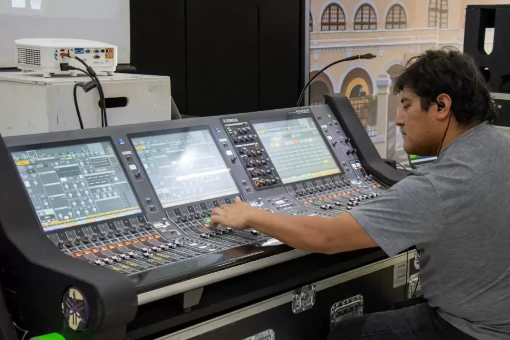 Especialistas acercan a comunidad de la UNAY nuevas herramientas y tendencias de la industria del audio