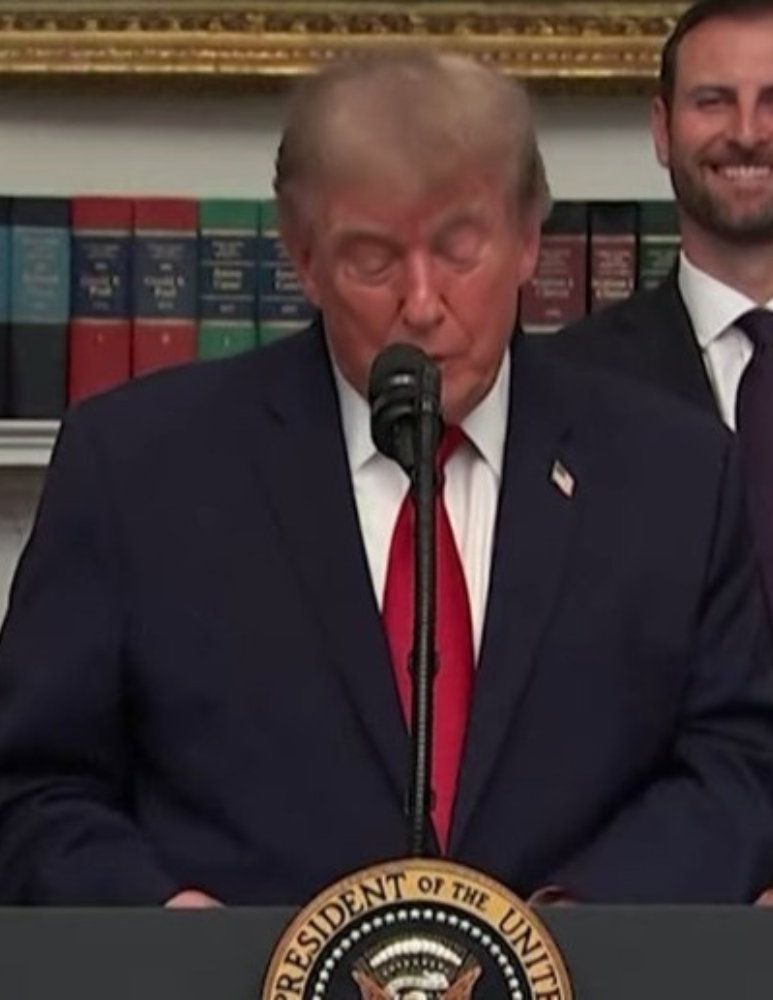 Trump hasta en el bolsillo: su moneda de un dólar se agota en cuestión de horas