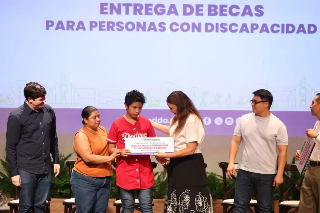 CECILIA PATRÓN ENTREGA BECAS A PERSONAS CON DISCAPACIDAD