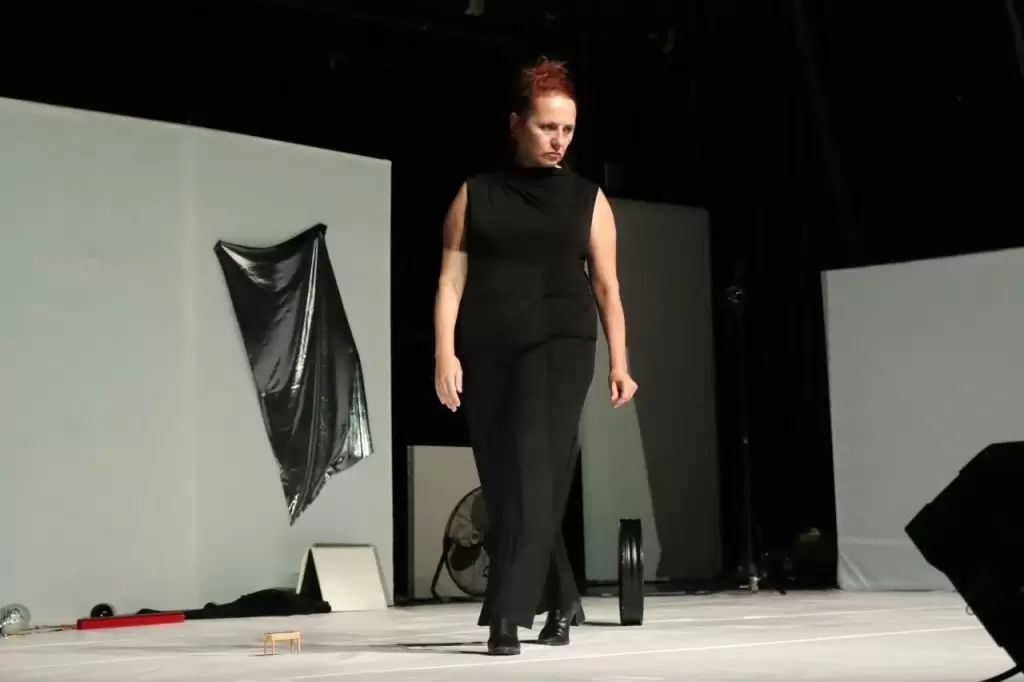 OLGA MESA TRANSFORMA EL TEATRO DANIEL AYALA CON “UNA MESA PROPIA” EN TRANSVERSALES 2026