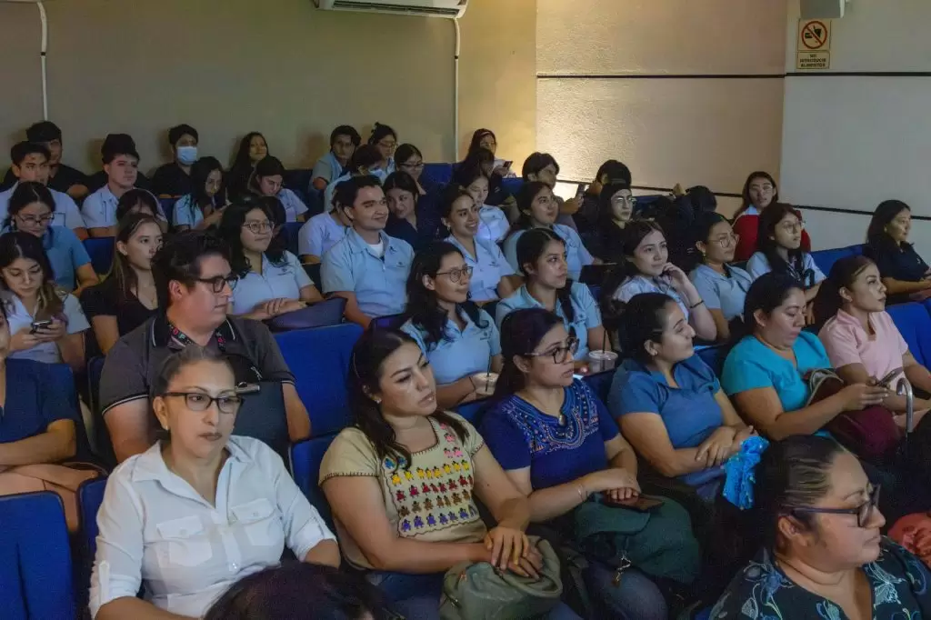 DIF YUCATÁN IMPULSA CAPACITACIÓN PARA MEJORAR LA ATENCIÓN A PERSONAS CON PARÁLISIS CEREBRAL