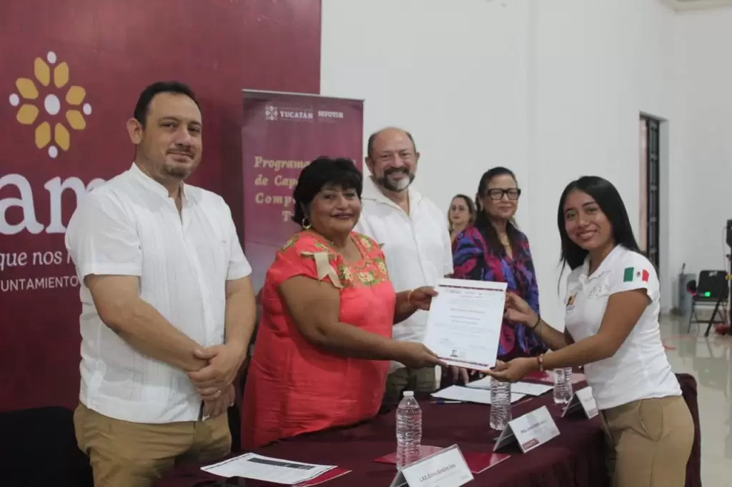 IMPULSAN FORMACIÓN DE GUÍAS TURÍSTICOS EN IZAMAL