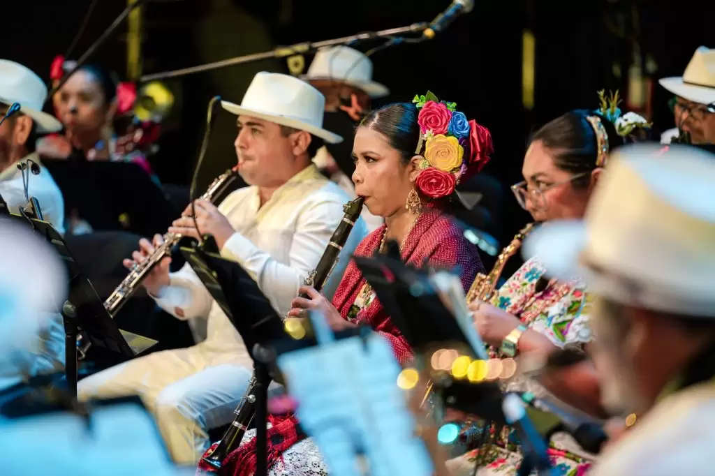 ORQUESTA TÍPICA YUKALPETÉN LLEVA LA MÚSICA DE YUCATÁN AL CORAZÓN DEL FESTIVAL CERVANTINO