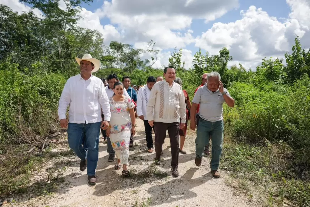 DON MIGUEL ÁNGEL SACA SU COSECHA EN BICICLETA POR UNA BRECHA DE 4 KILÓMETROS