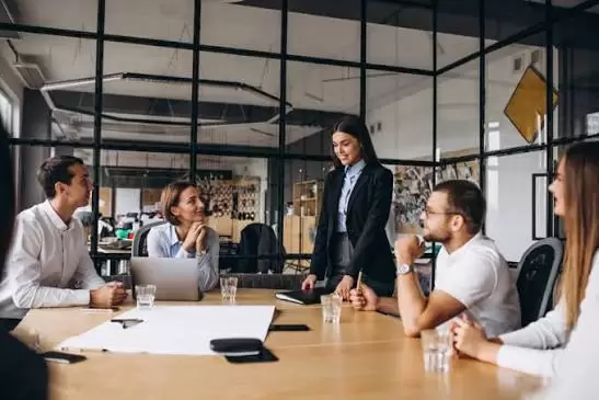 El tiempo que queda después del trabajo, los cuidados y los traslados empieza a influir en la manera en que las personas valoran un empleo.